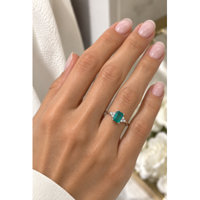 SORTIJA ORO BLANCO ESMERALDA Y BRILLANTES